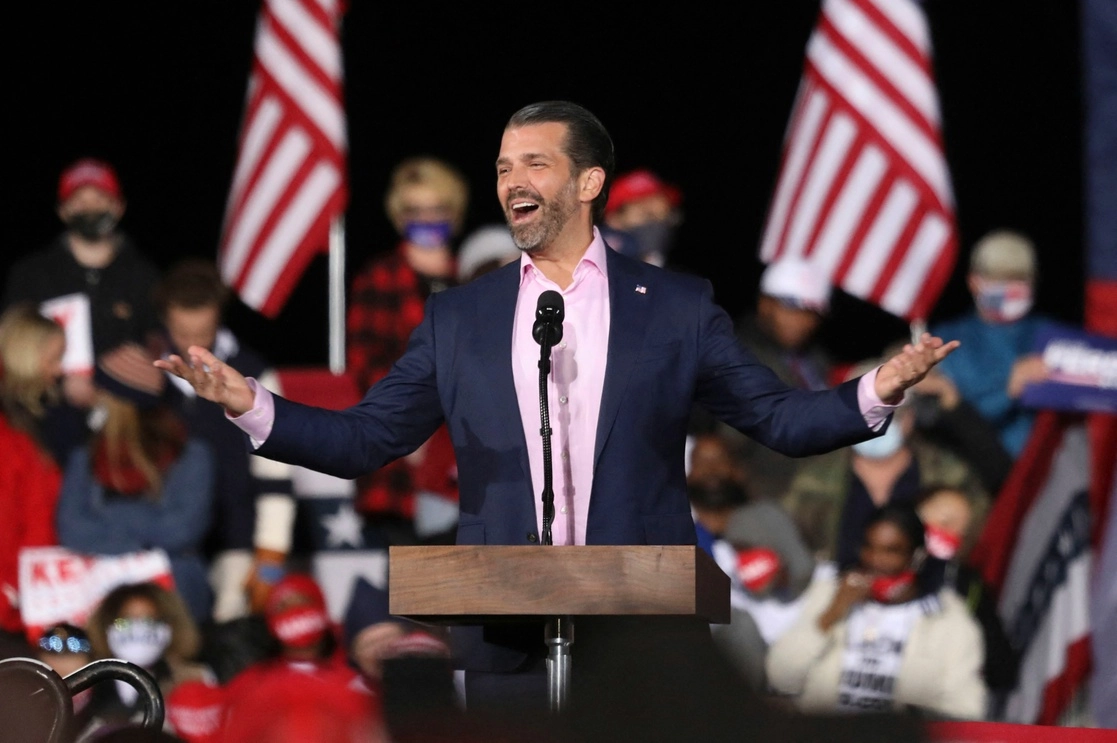 Donald Trump Jr., hijo del ex presidente de EU, durante un rally republicano en Dalton, Georgia. Foto Afp