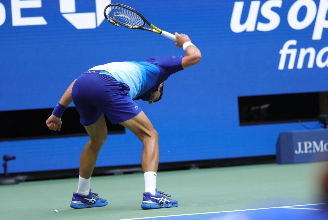 En la imagen, durante el segundo set, 'Nole' expresó ayer la frustración por su mal desempeño rompiendo una raqueta. Foto Afp