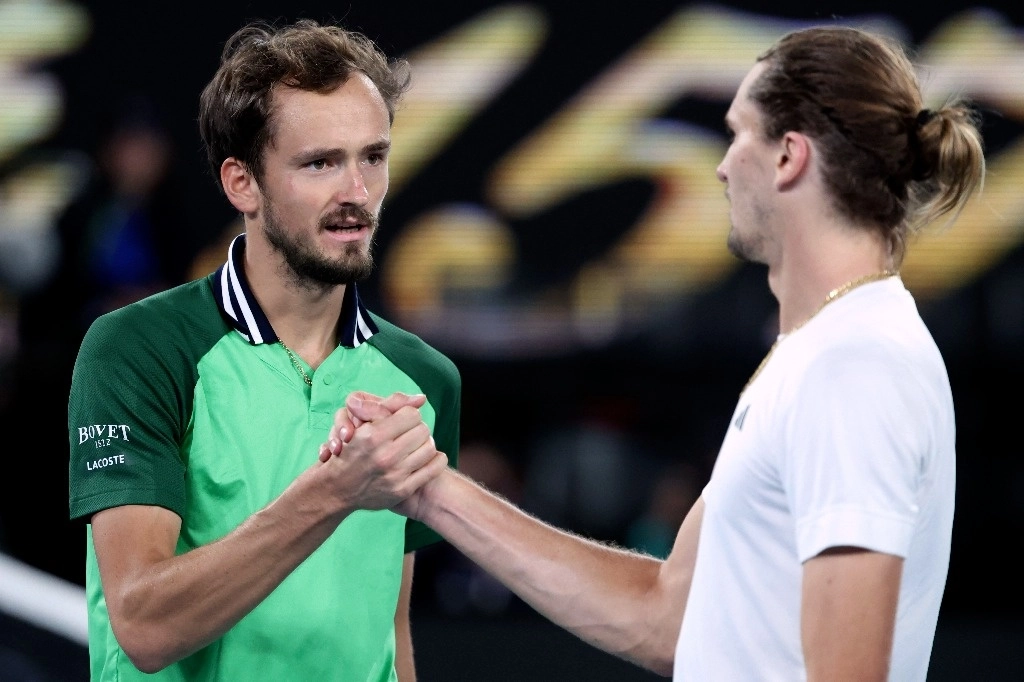 El ruso Daniil Medvedev remontó en cinco sets ante el alemán Alexander Zverev para ganar 5-7, 3-6, 7-6 (7/4), 7-6 (7/5) y 6-3 en Melbourne, y clasificar a la final del Abierto de Australia. La imagen, del 26 de enero de 2024. Foto Ap