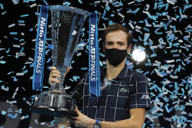 Daniil Medvedev derrotó 4-6, 7-6 (7/2) y 6-4 al austriaco Dominic Thiem para proclamarse campeón del Masters ATP de Londres. Foto Ap