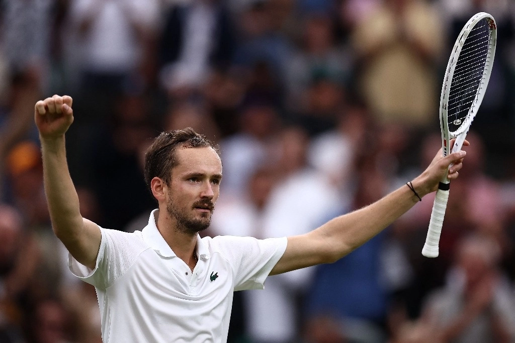 El ruso Daniil Medvedev derrotó al italiano Jannik Sinner por 6-7 (7/9), 6-4, 7-6 (7/4), 2-6 y 6-3, en el duelo estelar de los cuartos de final de Wimbledon, el 9 de julio de 2024. Foto Afp