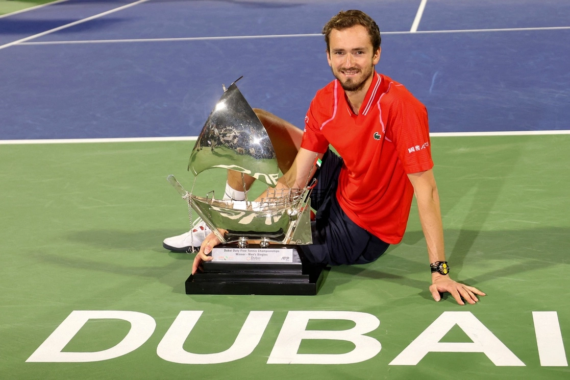 El ruso Daniil Medvedev conquistó el torneo ATP 500 de Dubái, logrando así su tercer título en otras tantas semanas, ante su compatriota Andrey Rublev por 6-2 y 6-2. Foto Afp