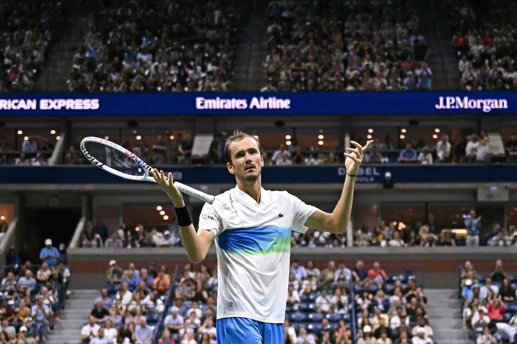Daniil Medvedev celebra un punto durante su encuentro con Flavio Cobolli. Foto Afp