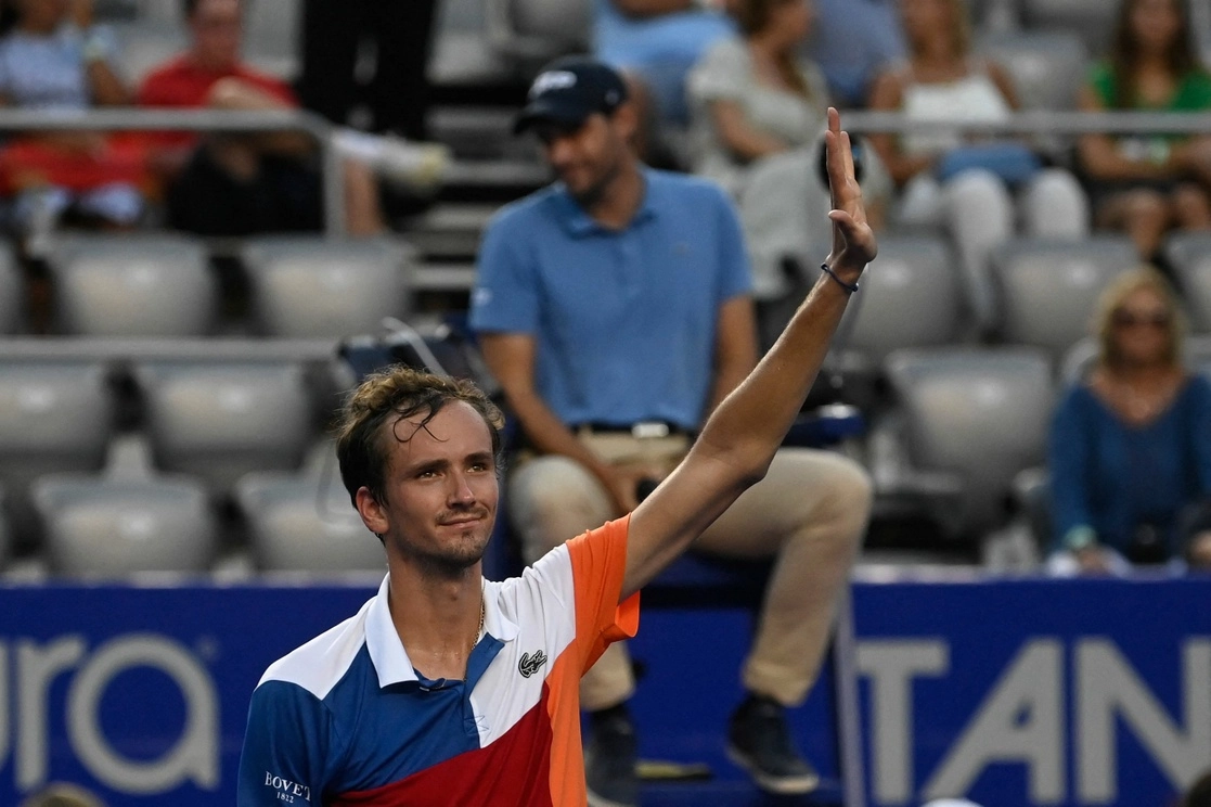 Daniil Medvedev, satisfecho por saber que ascenderá a la cima del ránking de la ATP, sabe que hay asuntos más serios actualmente en su natal Rusia. Foto Afp