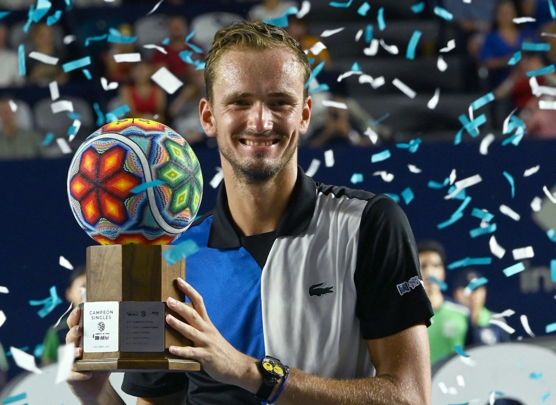 El ruso porta el trofeo para la prensa. Foto Afp