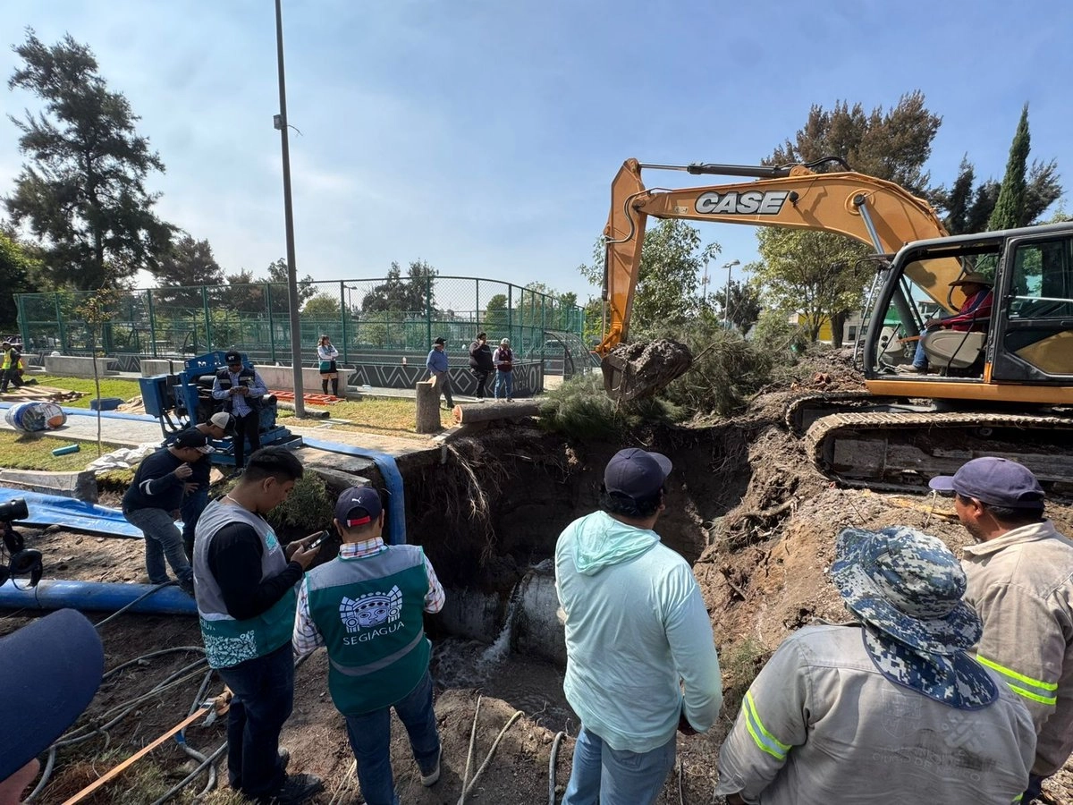 Luego de tres días de fuga de agua, autoridades capitalinas acudieron a reparar el desperfecto, por lo que el suministro fue suspendido durante este martes. Foto 