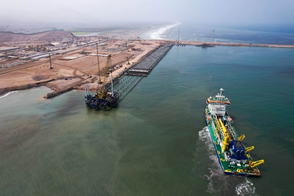 El puerto de aguas profundas de unos tres mil 500 millones de dólares, que operará a fines de este año, dará a China el control de una puerta de entrada clave a la región rica en recursos. Foto tomada de X.