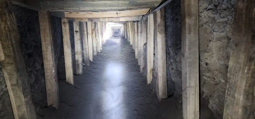 Autoridades descubrieron el pasaje de 85 metros de largo y tres de profundidad, el cual partía de una vivienda en San Bartolo, municipio de Acolman. La construcción conduce a un ducto de Pemex. Las investigaciones fueron remitidas a la FGR. Foto 'La Jornada'