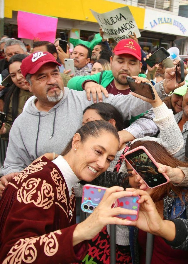 La candidata de la coalición Sigamos Haciendo Historia realizó una visita de campaña en Nuevo Laredo, Tamaulipas. La morenista destacó que en la frontera pasan a diario 15 mil tractocamiones. Con ello, se ve la importancia de la relación comercial con Estados Unidos. Foto 'La Jornada'



