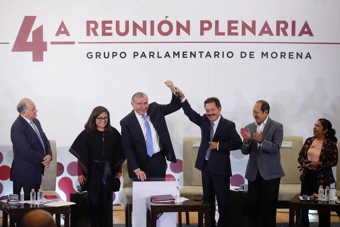 El secretario de Gobernación, Adán Augusto López, y el coordinador de Morena en la Cámara de Diputados, Ignacio Mier, durante la inauguración de la cuarta reunión plenaria del grupo parlamentario del partido, realizada en el salón Aurora en el Congreso de la Unión, en la Ciudad de México, el 30 de enero de 2023. Foto Cristina Rodríguez