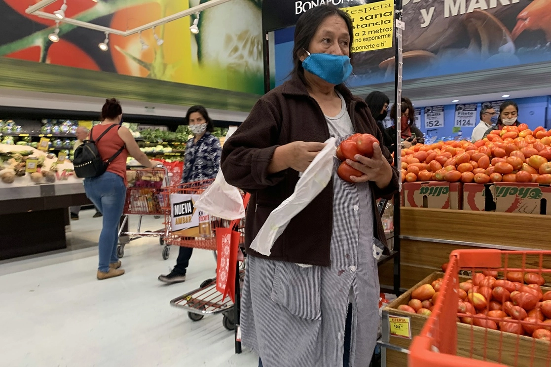 Capitalinos realizan compras en un supermercado en la alcaldía Benito Juárez, en la Ciudad de México. Foto María Luisa Severiano 
