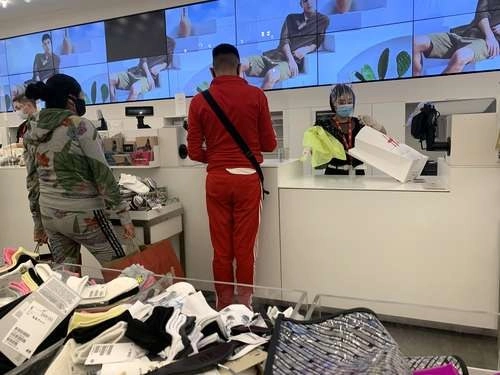 Compra de ropa y zapatos, uno de los rubros que más cayeron, reportó este viernes el Instituto Nacional de Estadística y Geografía. Foto María Luisa Severiano