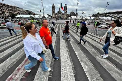 Ciudadanos transitan por la zona peatonal en el Zócalo capitalino. Foto José Antonio López / archivo 