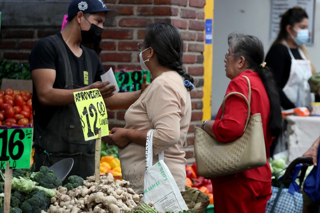 Los analistas de la firma prevén como el escenario más probable que la inflación disminuya en el transcurso de este año y el próximo. Foto Roberto García Ortiz / Archivo