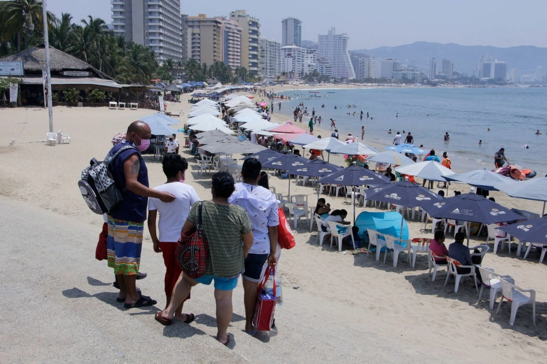 Vacacionistas durante Semana Santa en Acapulco. Foto Cuartoscuro