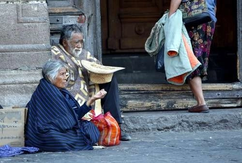 Ancianos piden limosna en la puerta de una iglesia en Coyoacán, Ciudad de México. Foto La Jornada / Archivo
