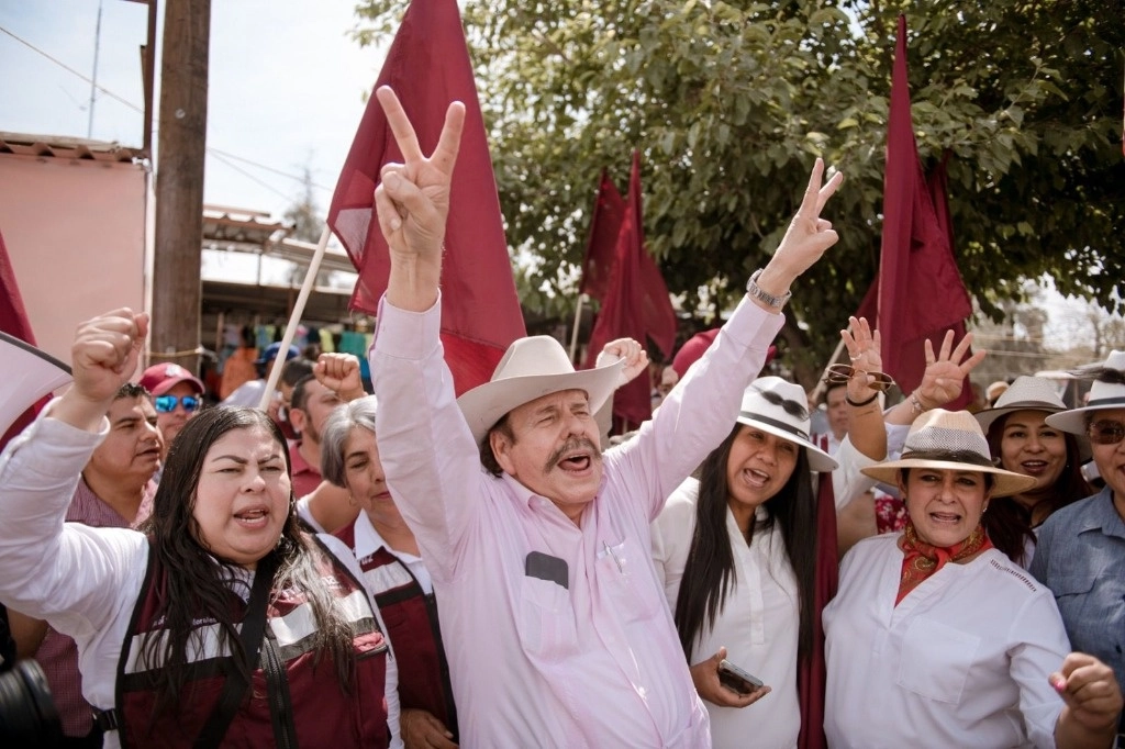 Armando Guadiana Tijerina, candidato de Morena a la gubernatura de Coahuila, durante su visita al mercado Manuel Acuña. Foto Leopoldo Ramos