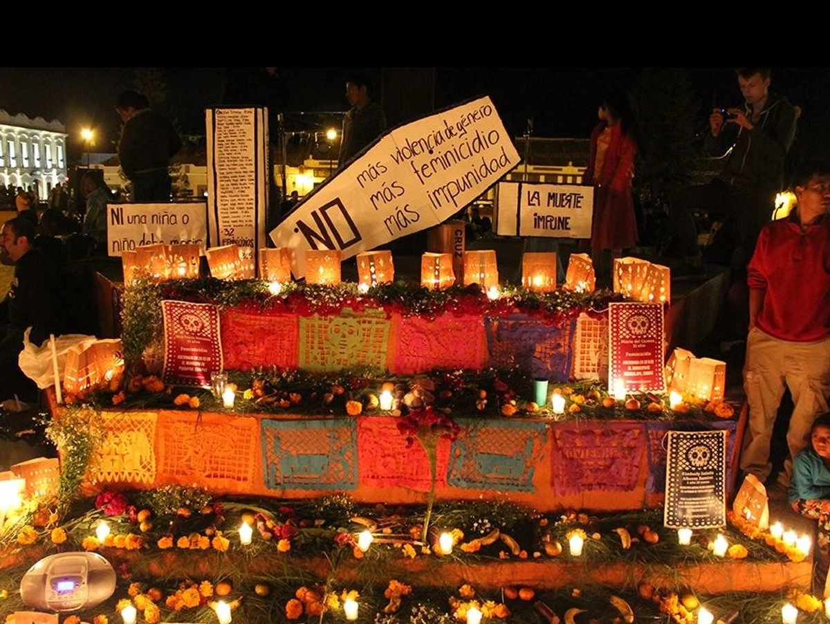 La agrupación llamada Melel Xojonñbal dedicó una ofrenda a las niñas, niños y adolescentes que murieron por la violencia en Chiapas.
