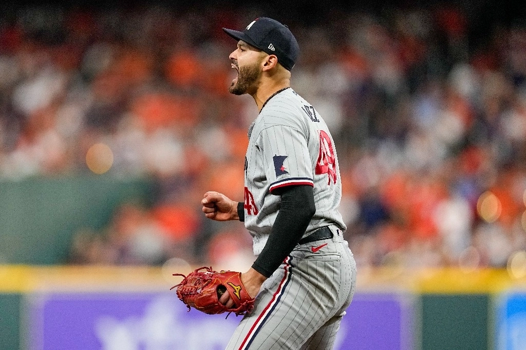 Pablo López, de los Mellizos de Minnesota, celebra durante el encuentro contra los Astros de Houston en Houston, el domingo 8 de octubre de 2023. Foto Ap