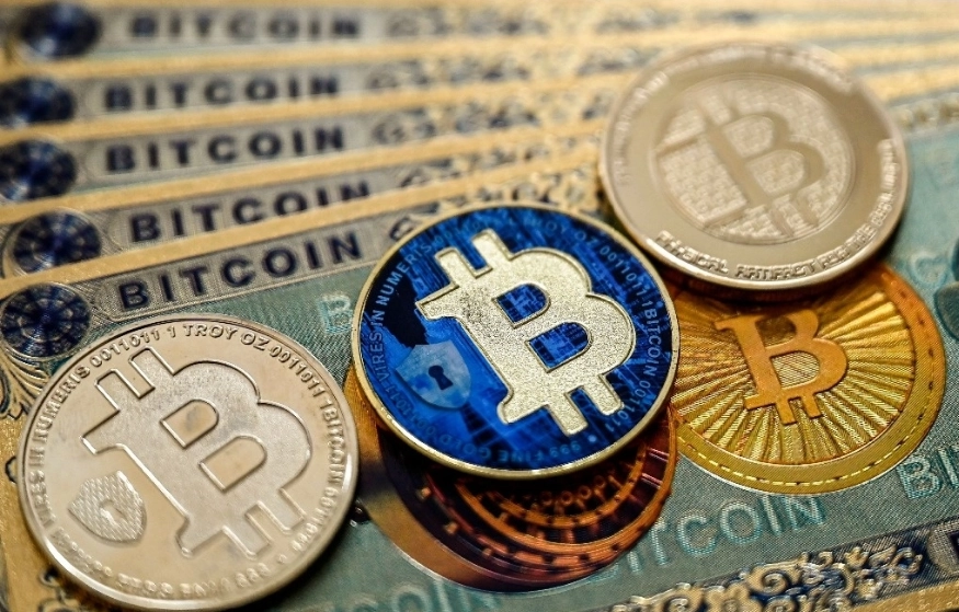 En unas horas las carteras virtuales, compuestas principalmente por memecoins, cayeron a 60 mil dólares. Foto Afp 