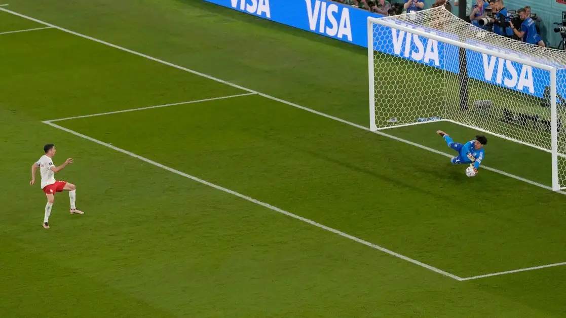 Momento en el que Guillermo Ochoa ataja de forma espectacular, al minuto 57, el penalti al polaco Robert Lewandowski para mantener el empate a cero. El guardameta dijo que “la vida es caprichosa, pues hace rato que no frustraba una pena máxima y hoy me regala estos momentos”. Foto Ap