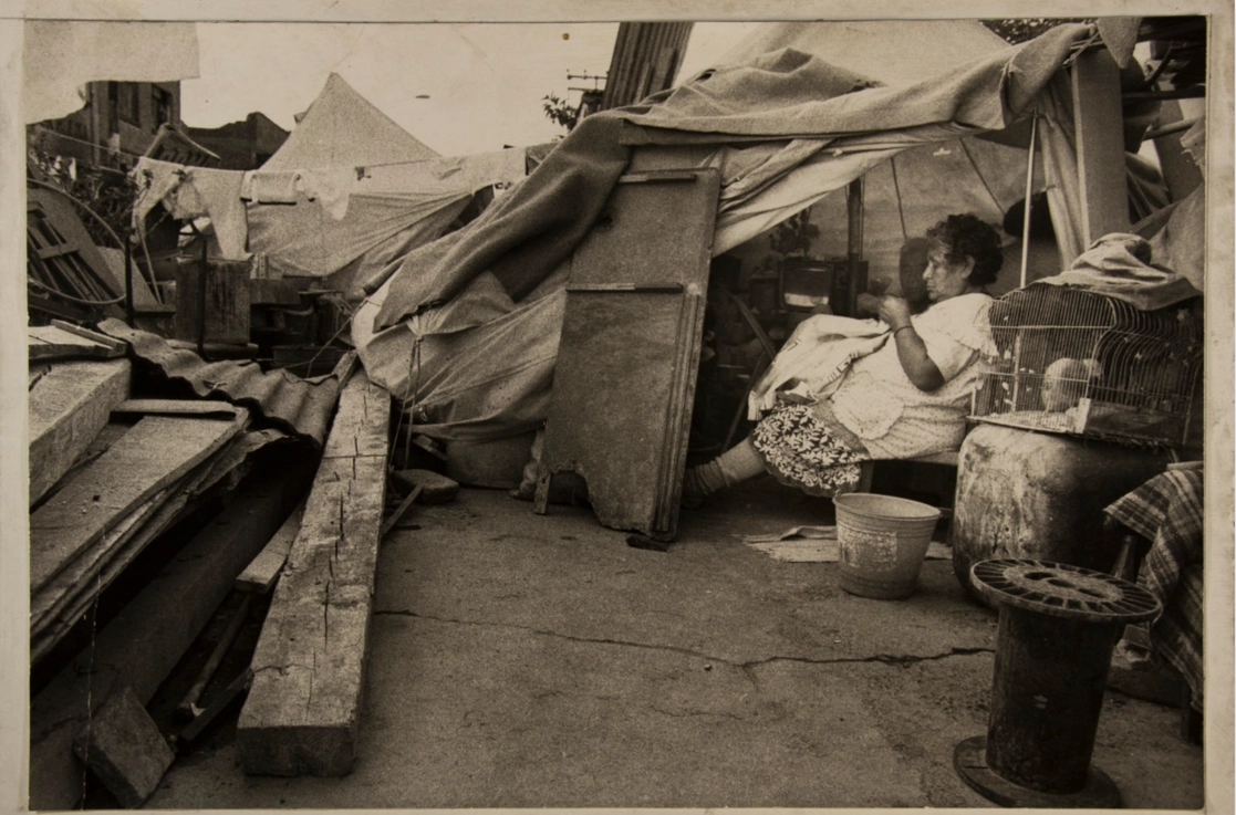 La exposición se podrá apreciar desde el 8 de marzo, Día Internacional de la Mujer. Una señora en un campamento del Sindicato de Costureras 19 de Septiembre. Foto colección Archivo Casasola