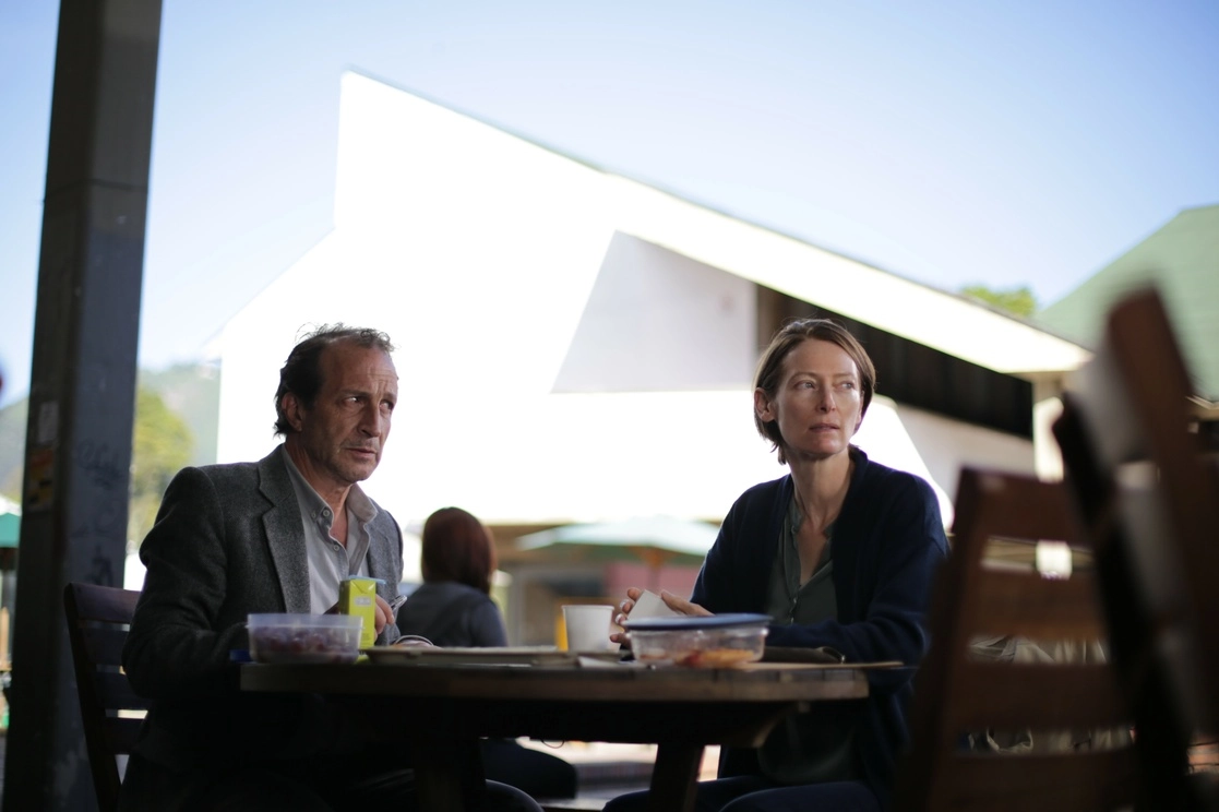 El actor mexicano y Tilda Swinton, en un fotograma de la cinta. Foto cortesía Piano Producciones