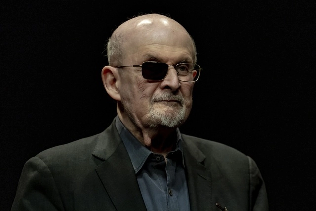 El relato de Salman Rushdie sobre el apuñalamiento que lo dejó ciego del ojo derecho compite por un premio literario. Foto Ap