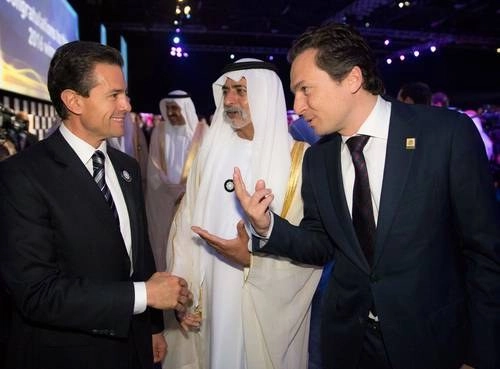 Enrique Peña Nieto y Emilio Lozoya Austin dialogan con un funcionario local durante una visita a Emiratos Árabes Unidos, el 18 de enero 2016. Foto archivo 