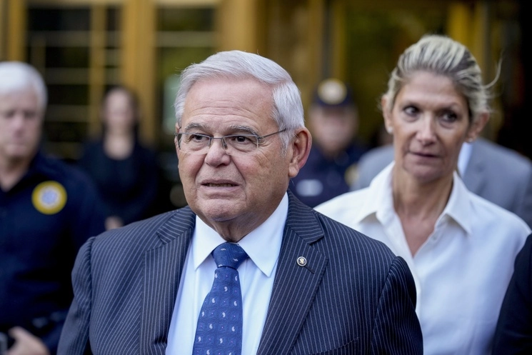 El senador por Nueva Jersey, Bob Menéndez, y su esposa Nadine Menéndez, también imputada en la misma causa, llegaron de la mano al Tribunal del Distrito Sur de Manhattan, el 27 de septiembre de 2023. Foto Ap 