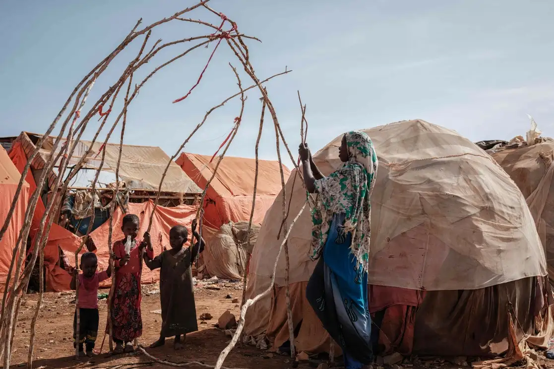 Las crisis alimentarias son malas para todos, pero son devastadoras para los más pobres y vulnerables, puntualizan en el Banco Mundial. La imagen, en una localidad de Baidoa, Somalia, el pasado 12 de abril. Foto Afp