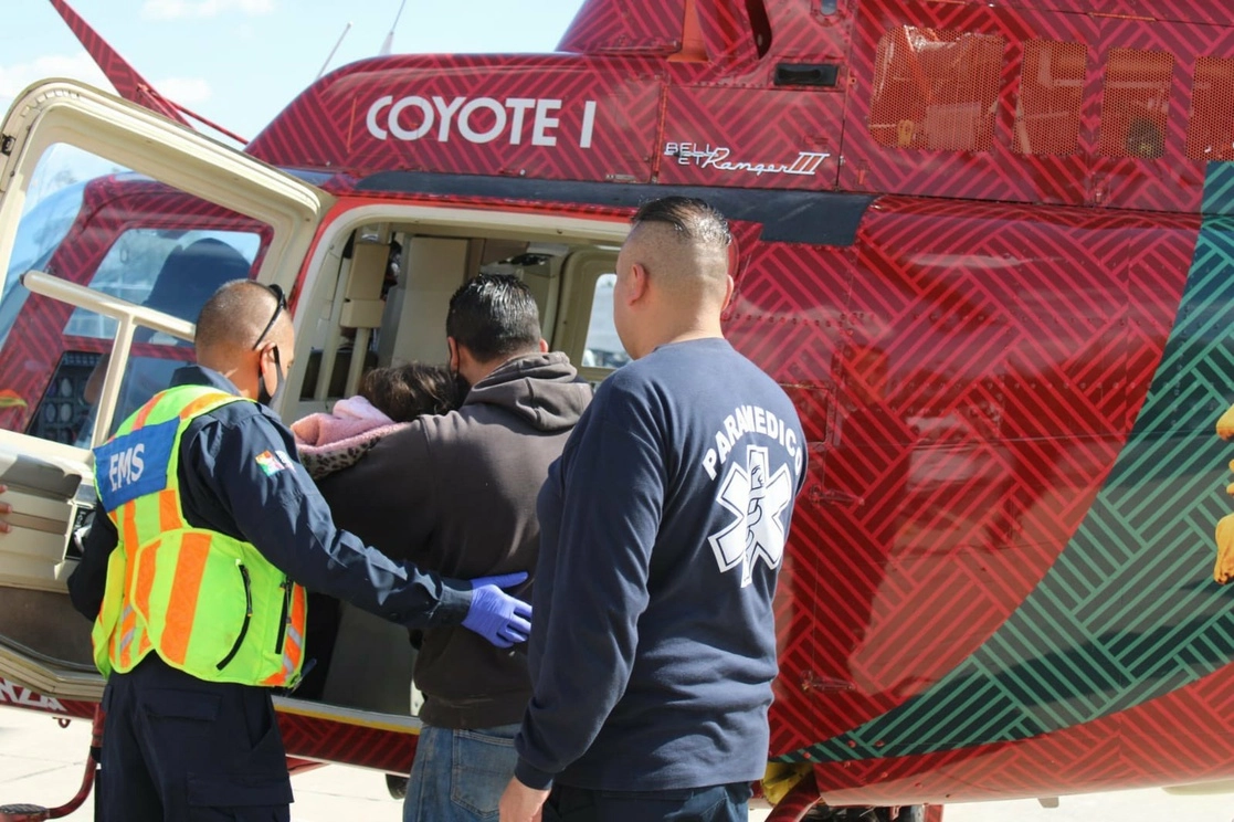 La menor herida fue movilizada en el helicóptero Coyote 1 de la policía de Nezahualcóyotl, hacia un hospital de alta especialidad en CDMX. Foto Tomada del Twitter @Adolfo_Cerqueda