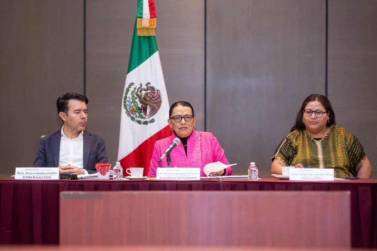 Rosa Icela Rodríguez (centro) encabezó la sesión plenaria del Consejo Nacional de Población.
