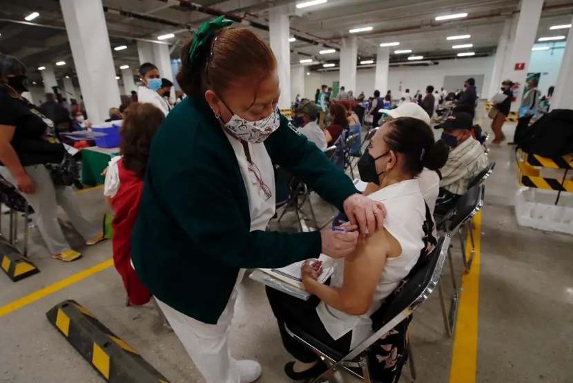 Durante el inicio de la aplicación de la dosis de refuerzo de la vacuna contra el covid-19 a los adultos mayores, en la Ciudad de México, en diciembre de 2021. Foto Cristina Rodríguez / Archivo 