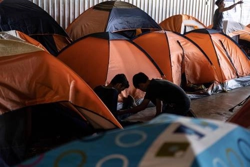 Niños migrantes juegan en un refugio de Tijuana, Baja California. Foto Afp / Archivo