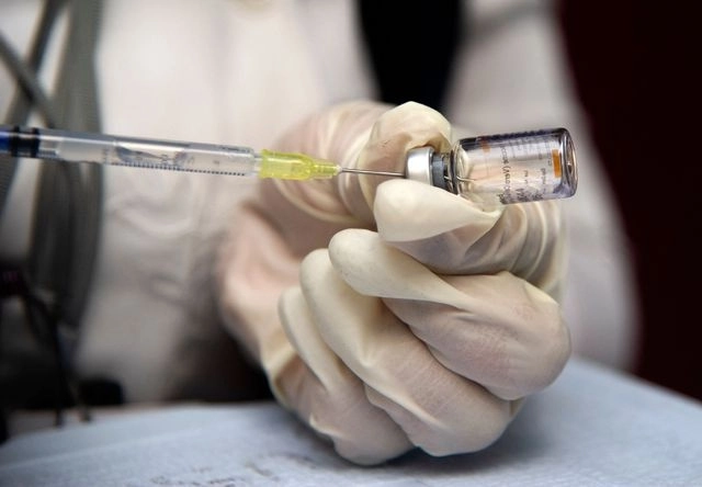 Personal de salud prepara una vacuna antiCovid. Foto Afp