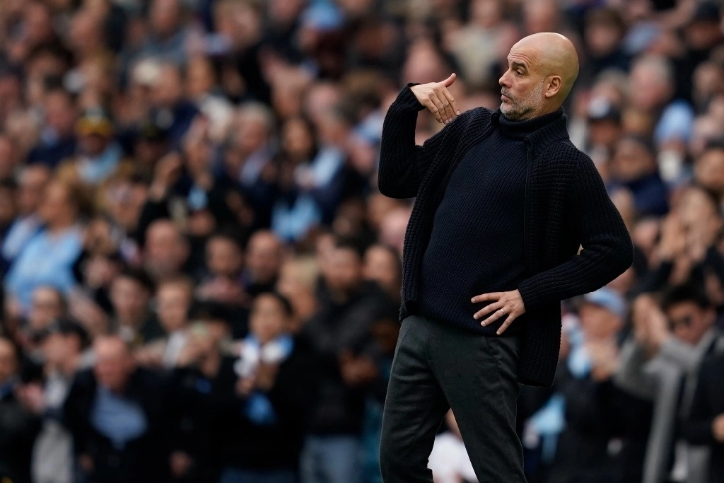 El entrenador del Manchester City, Pep Guardiola, hace gestos durante el partido de fútbol de la Liga Premier inglesa entre Manchester City y Wolverhampton Wanderers en el estadio Etihad de Manchester, Inglaterra, el sábado 4 de mayo de 2024. Foto Ap