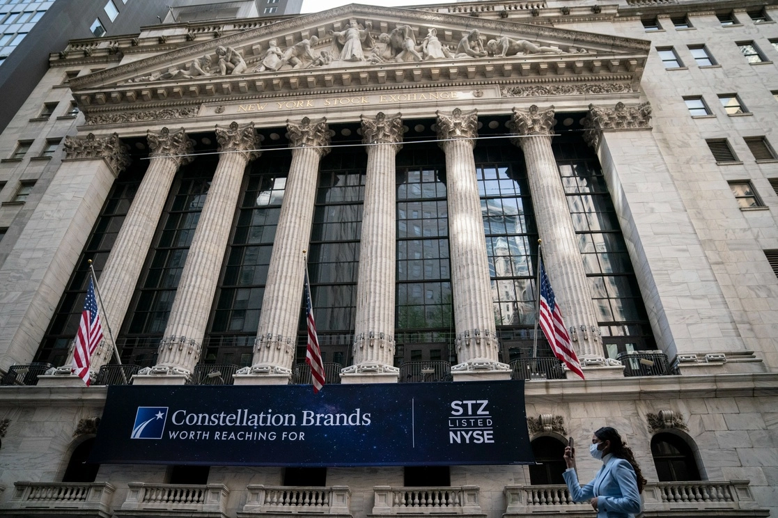 Pese a la probabilidad de 60 por ciento de que la economía de Estados Unidos caiga en recesión en los próximos 12 meses, el mercado accionario estadunidense tiene una perspectiva favorable para otorgar diversificación y rentabilidad, afirmó Lisa Wang. Foto Ap / Archivo