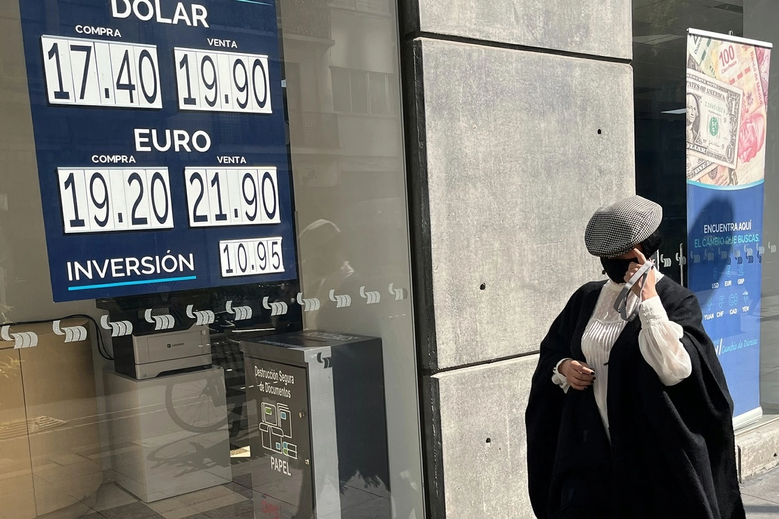 La divisa mexicana cierra la sesión cambiaria en 18.79 pesos por dólar y firma cuatro jornadas al hilo en terreno positivo. Foto José Antonio López / Archivo
