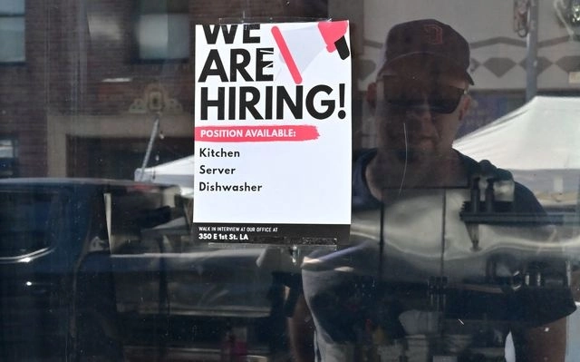 Un restaurante en Los Ángeles, California solicita empleados. Foto Afp