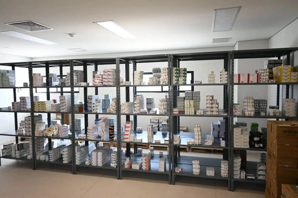 Medicamentos en anaqueles en imagen de archivo. Foto
