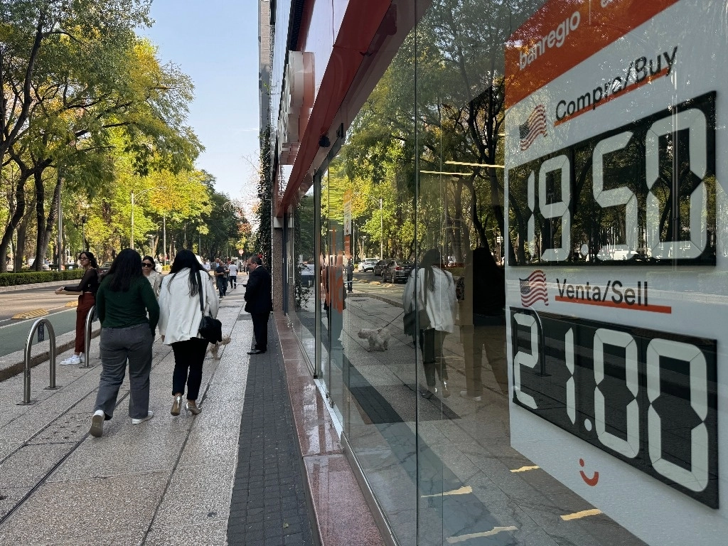 La divisa nacional arranca la jornada cambiaria con una ganancia marginal de 0.06 por ciento, operando en las 20.54 unidades por dólar. Foto Luis Castillo / Archivo