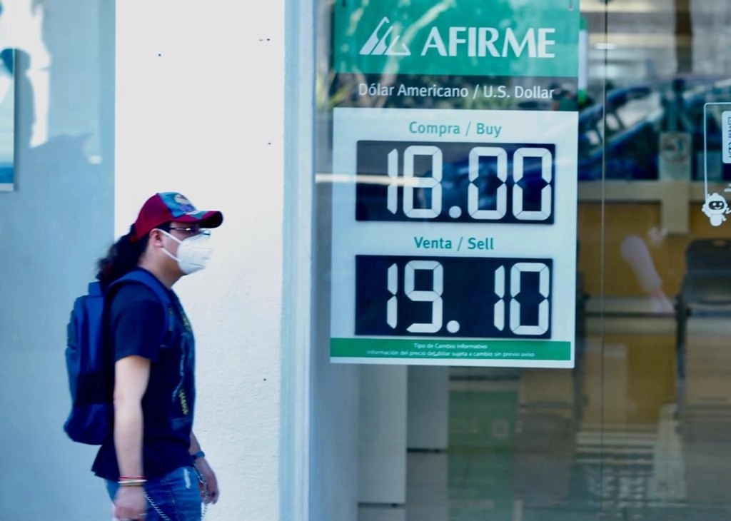 Cotización del dólar en una casa de cambio en la Ciudad de México, el 23 de enero de 2023. Foto María Luisa Severiano / Archivo