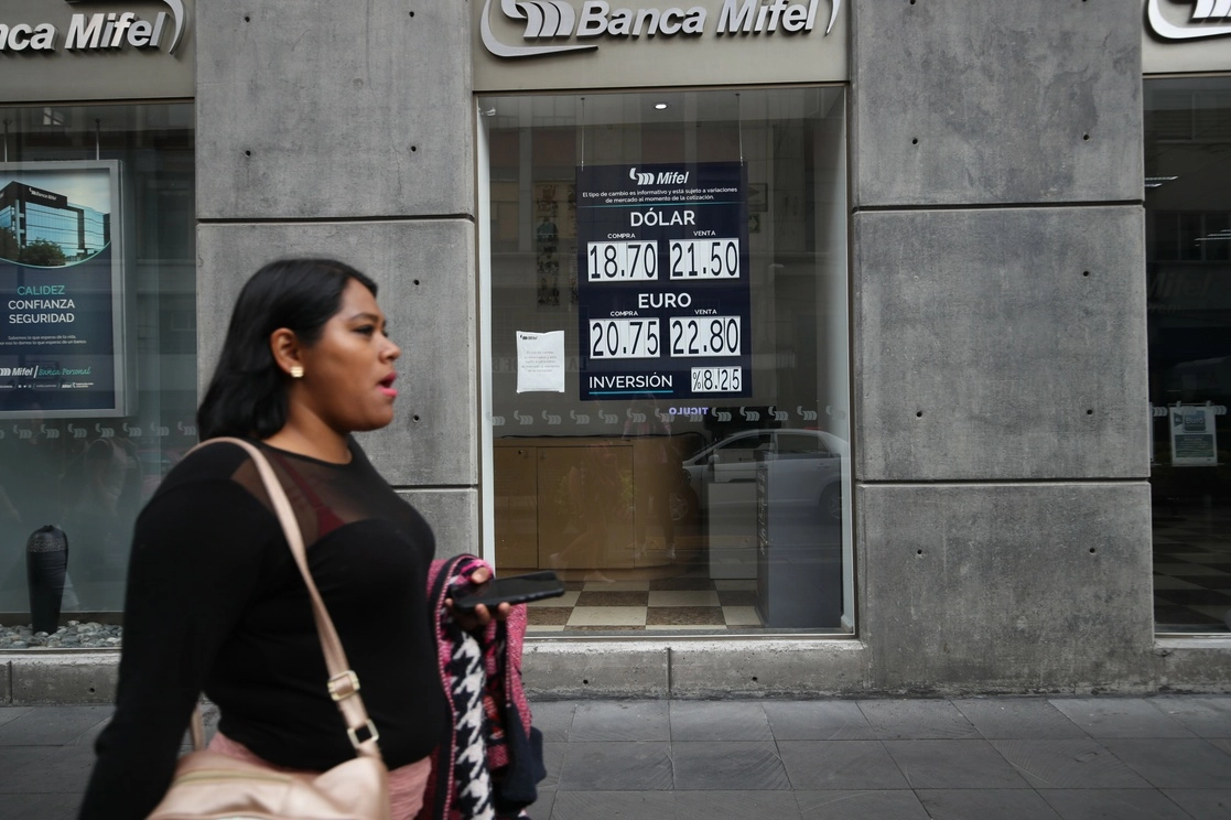 BdeM reportó que la divisa nacional operó durante la sesión entre un máximo de 20.7060 unidades y un mínimo de 20.3260 unidades. Foto Yazmín Ortega Cortés / Archivo