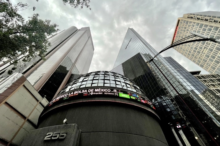 Fachada de la Bolsa Mexicana de Valores, en la Ciudad de México. Foto Roberto García Ortiz / Archivo