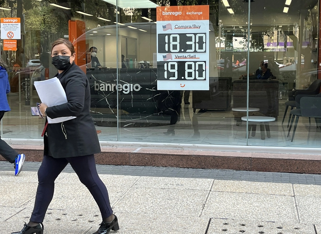 El peso mexicano se mantiene por abajo de las 20 unidades por dólar. Foto Luisa María Severiano / Archivo