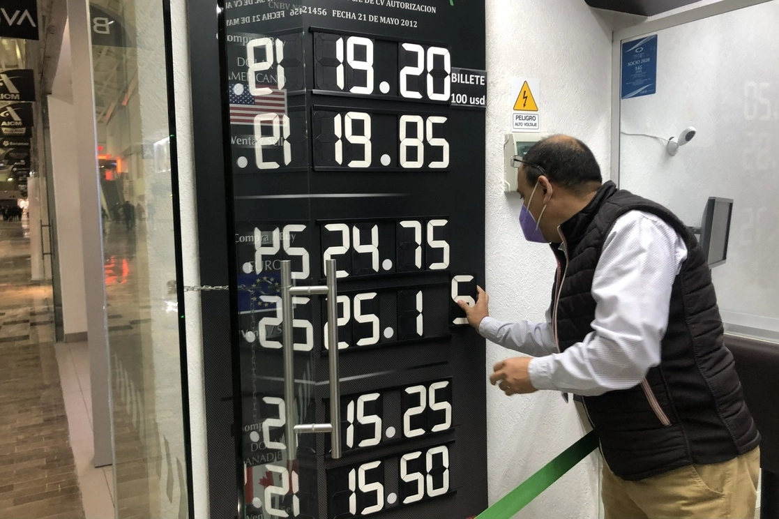 Cotización del dólar en una casa de cambio del Aeropuerto Internacional de la Ciudad de México. Foto Luis Castillo / Archivo

