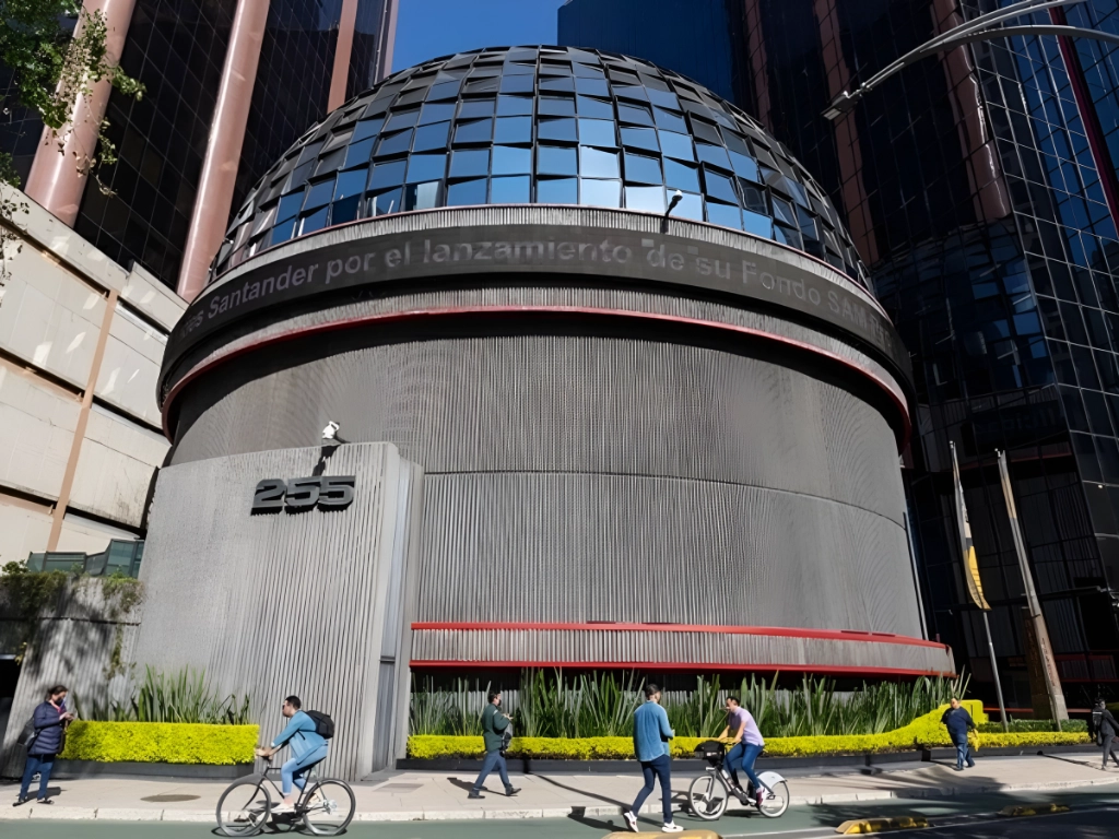 La Bolsa Mexicana de Valores (BMV) se anotó una ganancia de 1.34 por ciento, equivalente a 740.52 unidades, para cerrar en los 56 mil 160.07 puntos. Foto Pablo Ramos / Archivo
