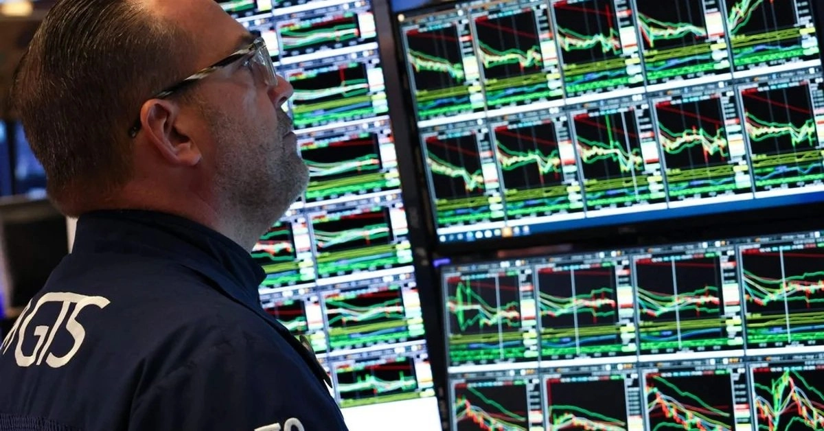 Un operador trabaja en el parqué de la Bolsa de Valores de Nueva York (NYSE) en imagen de archivo. Foto 