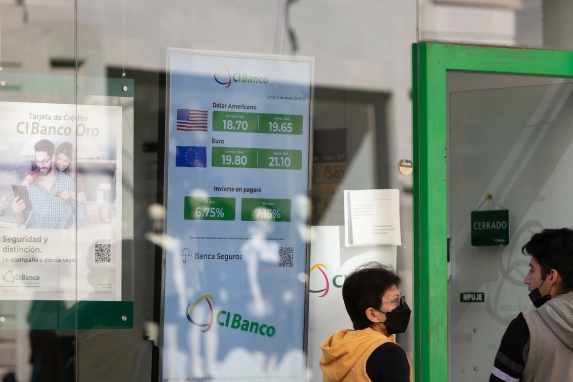 Tipo de cambio del dólar en un banco en el Centro Histórico, en la Ciudad de México, el 2 de enero de 2023. Foto Pablo Ramos